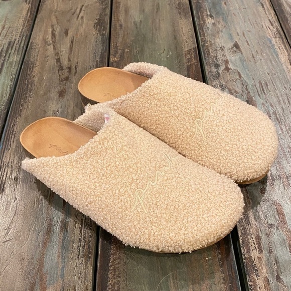 Pink Victoria’s Secret Sz 9/10 Cozy Plush Cork Clogs Slippers Slides Cream Color - Picture 2 of 8